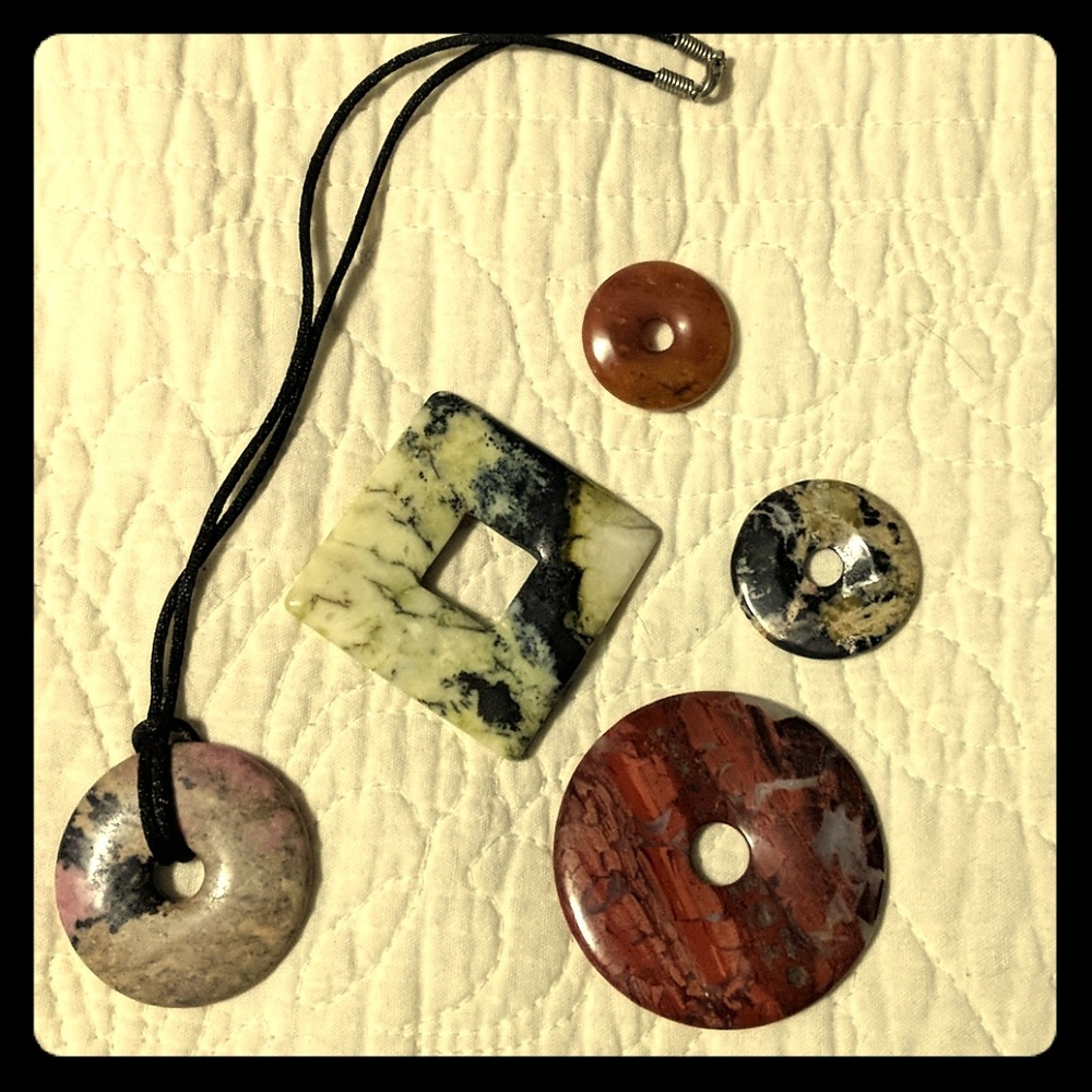 Stone disk choker lot
